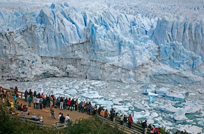 Turistas frente al poderoso glaciar Perito Moreno.