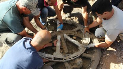 Los arqueólogos extraen las ruedas del carro ibérico halladas en Montemayor.