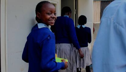 Faith camina todos los días dos horas para llegar a la escuela. El menú escolar le ayuda a recuperar fuerzas y poder completar sus estudios