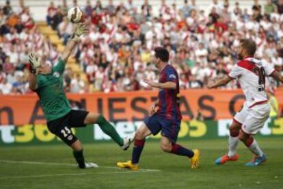 Messi marca un gol en el partido de ida ante el Rayo.