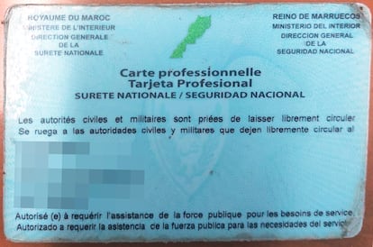 Reverso del carné profesional del policía marroquí M. C., que ha solicitado asilo en Ceuta.