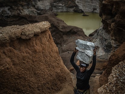 Mariama carga sobre su cabeza piedras de granito extraídas de las minas Pissy. Huyó de su comunidad al noreste del país a causa de la violencia interétnica y la sequia.