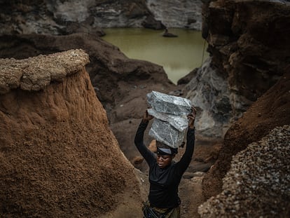 Mariama carga sobre su cabeza piedras de granito extraídas de las minas Pissy. Huyó de su comunidad al noreste del país a causa de la violencia interétnica y la sequia.