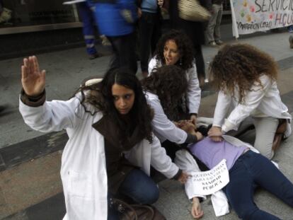 Varias sanitarias simulan la atenci&oacute;n a pacientes en Sol.