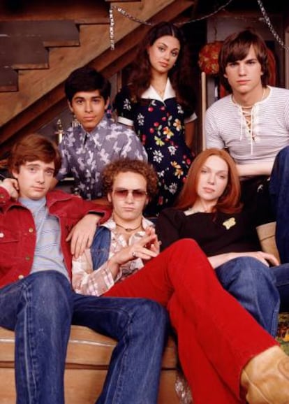 Topher Grace, Wilmer Valderrama, Mila Kunis, Ashton Kutcher, Laura Prepon y Danny Masterson, en una imagen de 1999 de la serie 'That '70s Show'.