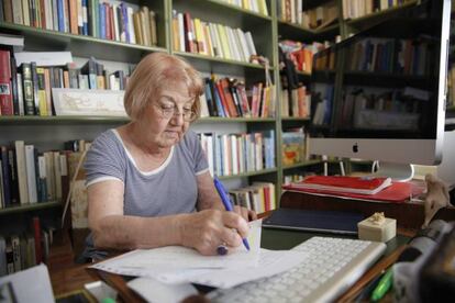 En su casa de San Sebastián donde sigue escribiendo a diario.