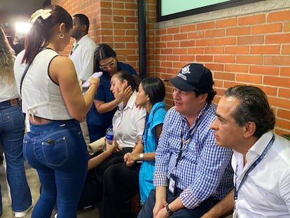 Familiares del niño secuestrado en Cali, Colombia, el 21 de mayo de 2025.