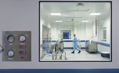 Un técnico de la empresa Pharmex trabaja en el la sala de amasado y secado (granulación) de formas orales sólidas en Córdoba.