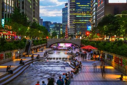 Alrededores del arroyo Cheonggyecheon que atraviesa el antiguo centro de Seúl. Este espacio de recreación es uno de los sitios más populares de la ciudad y un lugar agradable y relajante para turistas y residentes.