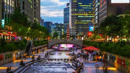 Alrededores del arroyo Cheonggyecheon que atraviesa el antiguo centro de Seúl. Este espacio de recreación es uno de los sitios más populares de la ciudad y un lugar agradable y relajante para turistas y residentes.