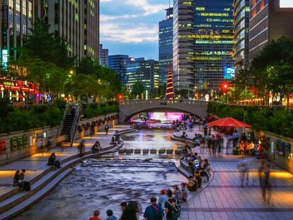 Alrededores del arroyo Cheonggyecheon que atraviesa el antiguo centro de Seúl. Este espacio de recreación es uno de los sitios más populares de la ciudad y un lugar agradable y relajante para turistas y residentes.