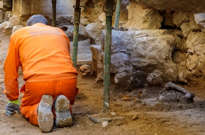 Un arqueólogo trabaja en la excavación para encontrar al rebelde irlandés Red Hugh O'Donnell en Valladolid.