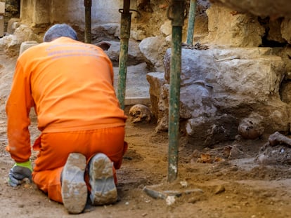 Un arqueólogo trabaja en la excavación para encontrar al rebelde irlandés Red Hugh O'Donnell en Valladolid.