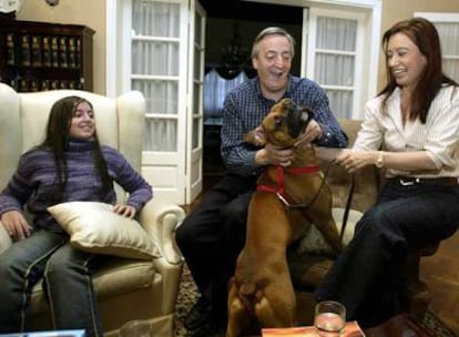 Néstor Kirchner, su esposa, Cristina, y la hija de ambos, Florencia, en su casa de Río Gallegos en 2003.