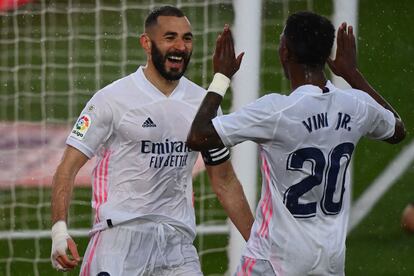 Karim Benzema (a la izquierda) celebra el segundo gol con Vinicius.
