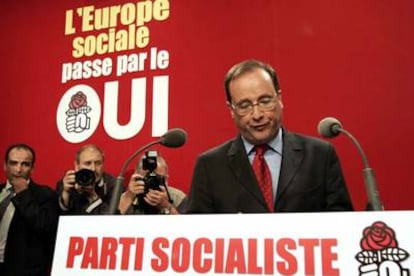 El primer secretario del PS, François Hollande, durante su reacción de ayer tras el rechazo de la Constitución.