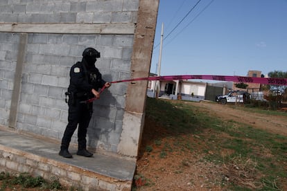 Un policía asegura la escena de un secuestro en Vetagrande (Estado de Zacatecas), en agosto de 2022.