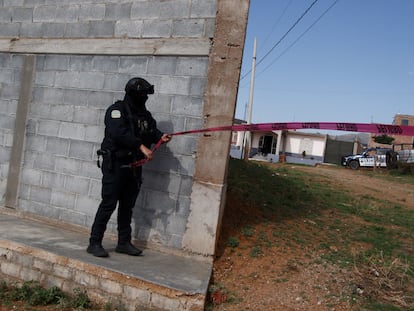 Un policía asegura la escena de un secuestro en Vetagrande (Estado de Zacatecas), en agosto de 2022.