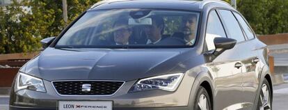 El rey Felipe VI conduce un modelo León de Seat en compañía de Artur Mas, presidente de la Generalitat, y el ministro de Industria, José Manuel Soria.