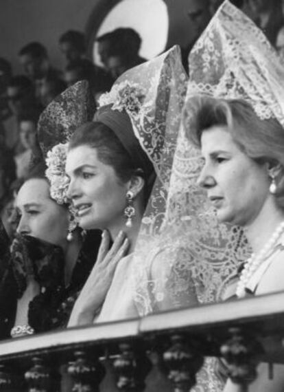 La aristócrata con Jackie Kennedy, a quien llevó a ver una corrida a La Maestranza sevillana en 1966.