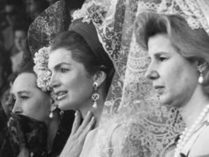 La aristócrata con Jackie Kennedy, a quien llevó a ver una corrida a La Maestranza sevillana en 1966.
