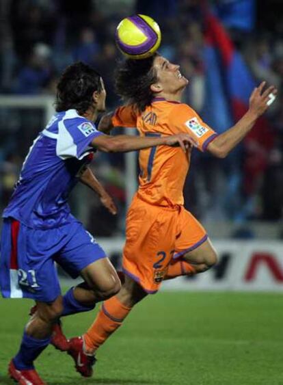 Bojan se lleva el balón con la cabeza en el partido Getafe-Barcelona.