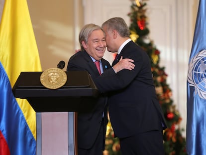 El secretario general de Naciones Unidas, Antonio Guterres, saluda al presidente de Colombia, Iván Duque, en la ceremonia por los cinco años del proceso de paz, en Bogotá.