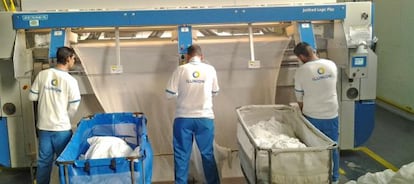 Trabajadores en una lavandería del grupo Ilunion en Sevilla.