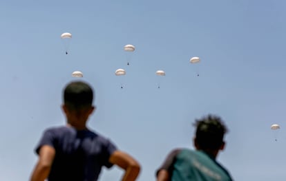 Paquetes de ayuda humanitaria caen del cielo, con la ayuda de paracaídas, este martes en Al Mawasi, en el distrito de Jan Yunis, en Gaza.
