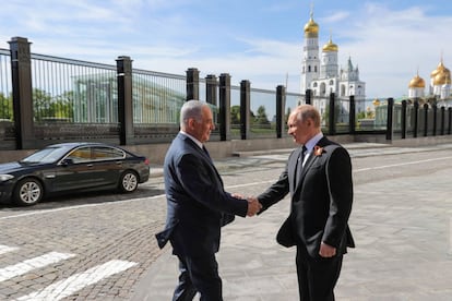 El presidente ruso Vladimir Putin (d) da la bienvenida al primer ministro israelí Benjamin Netanyahu antes de iniciar los actos oficiales del Día de la Victoria.  
