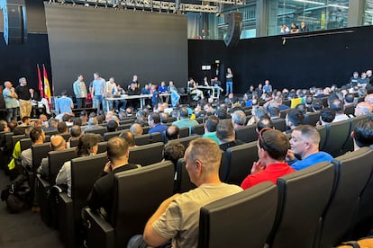 Asamblea de los trabajadores del servicio de recogida de residuos en Madrid, este domingo.