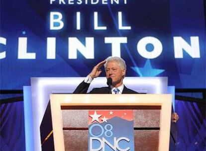 Bill Clinton saluda a sus seguidores en la Convención Demócrata en Denver