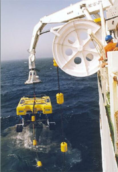 El robot <i>Nereus IV,</i> transportado por el <i>Teneo</i>, antes de sumergirse.