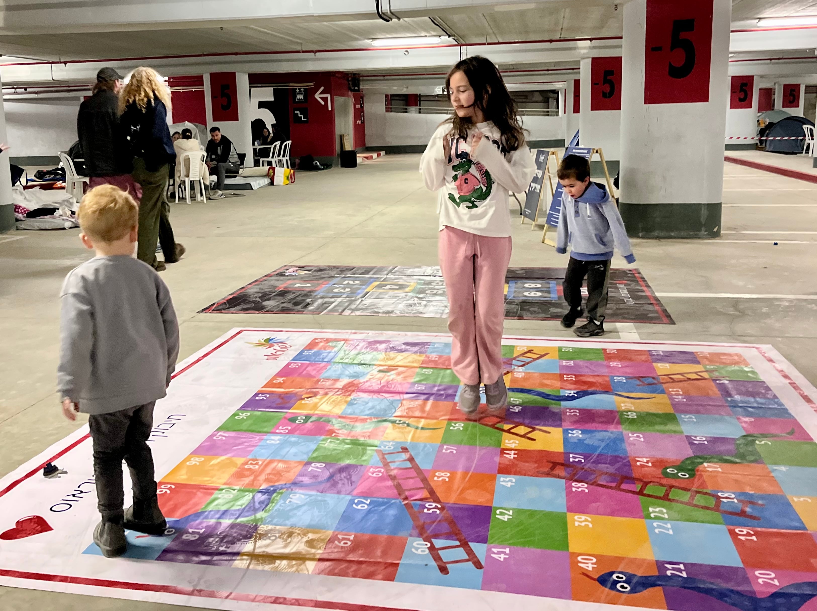Varios niños juegan el pasado jueves en la planta -5 del aparcamiento.