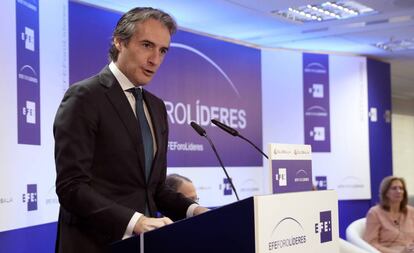 El ministro de Fomento, Íñigo de la Serna, ayer en la sede madrileña de Efe.