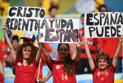 No Rio, torcedores espanhóis pedem a ajuda do Cristo Redentor antes da partida entre Espanha e Chile, no Maracanã