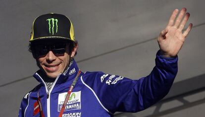 Valentino Rossi saluda els aficionats moments abans d'iniciar la jornada d'entrenaments oficials al circuit Ricardo Tormo de Xest.