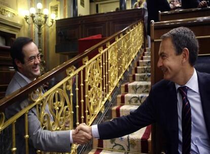 Bono saluda a Rodríguez Zapatero en el Congreso