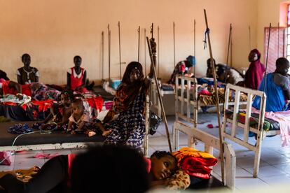 El hospital de Renk, en Sudán del Sur, próximo a la frontera con Sudán, no tienen apenas medios. Este es el único centro médico de referencia estatal y tiene que atender a los miles de refugiados sudaneses y retornados de Sudán del Sur que siguen llegando por centenares a diario.