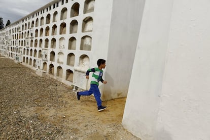 Un niño corre por el cementerio de Sevilla