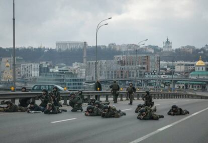 Agentes de las fuerzas ucranias toman posiciones en el centro de Kiev, este viernes.