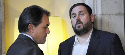 Artur Mas y Oriol Junqueras conversan en los pasillos del Parlamento de Cataluña.