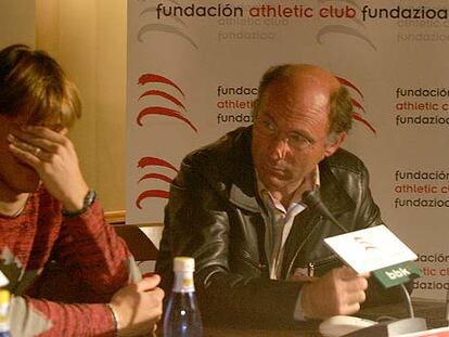 Gurpegui, a la izquierda, junto al médico del Athletic, Sabino Padilla, el día que recibió la noticia de su sanción.