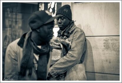 Dos manteros -de bolsos y pañuelos- en una calle de Zaragoza. / L. H.