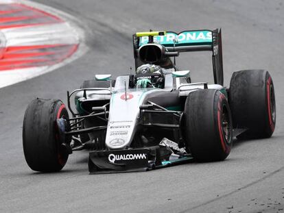 Rosberg, después del encontronazo, con el morro de su coche roto.