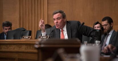 El senador dem&oacute;crata Mark Warner, muy cr&iacute;tico con Facebook.