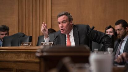 El senador dem&oacute;crata Mark Warner, muy cr&iacute;tico con Facebook.