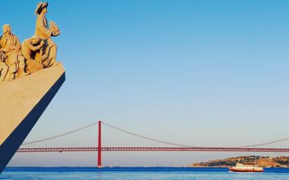 El lisboeta Monumento a los Descubridores, el puente 25 de abril y uno de los &#039;ferries&#039; que cruzan el Tajo entre Lisboa y la ciudad de Almada, en Set&uacute;bal.