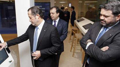 El vicepresidente de Abanca, Juan Carlos Escotet (i), junto al consejero delegado, Francisco Botas (c).