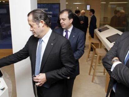 El vicepresidente de Abanca, Juan Carlos Escotet (i), junto al consejero delegado, Francisco Botas (c).